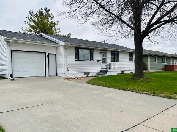 1616 Austin Ln, Fremont, NE 68025