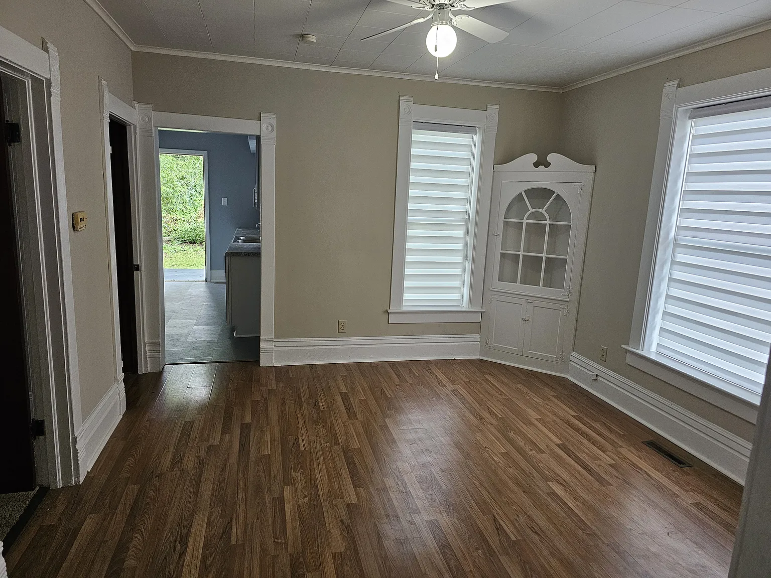 4 bed, 1.5 bath, 1480 sqft, $2,300 — Photo 3