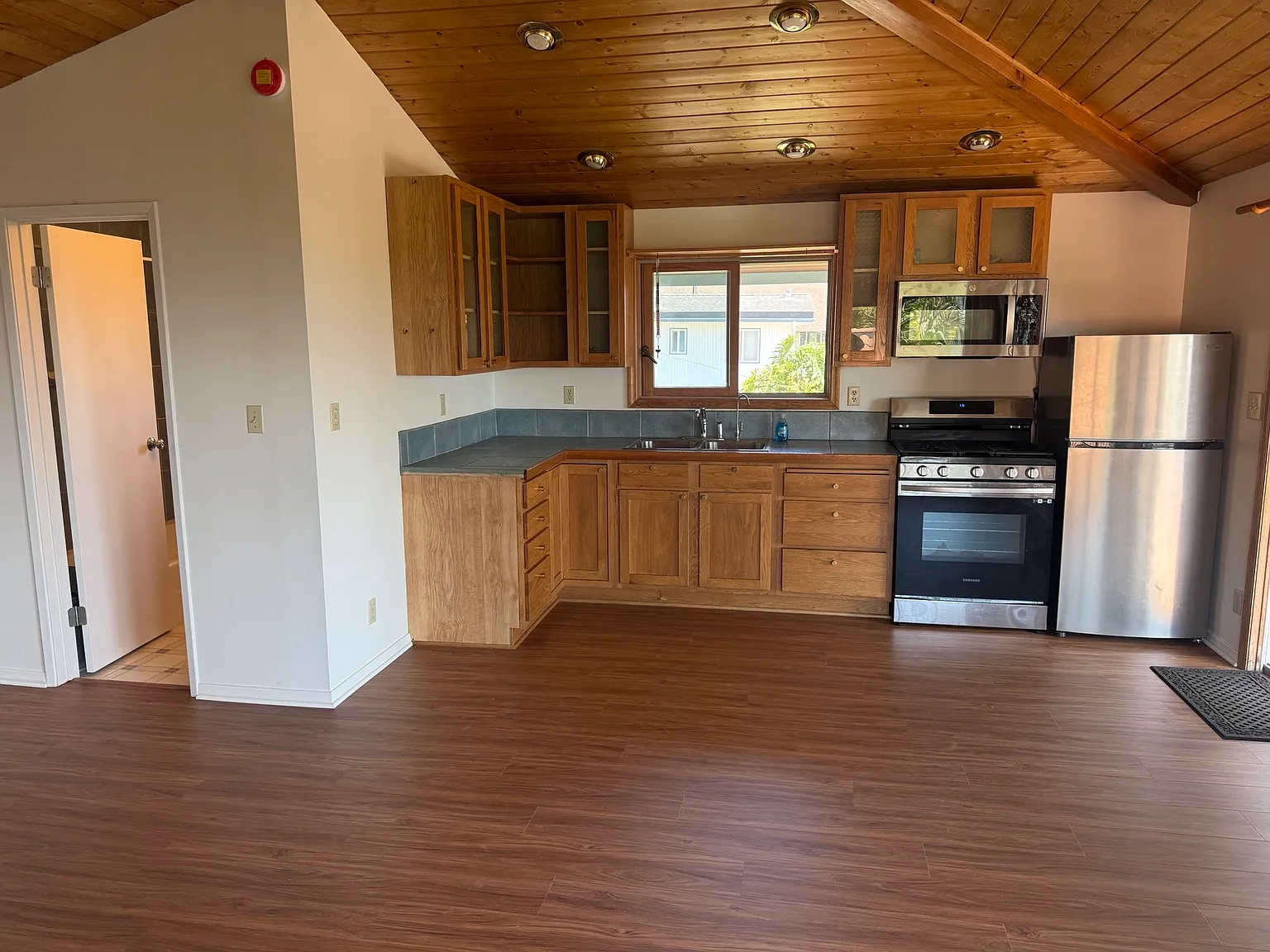 Studio, 400 sqft, $2,400 — Photo 4