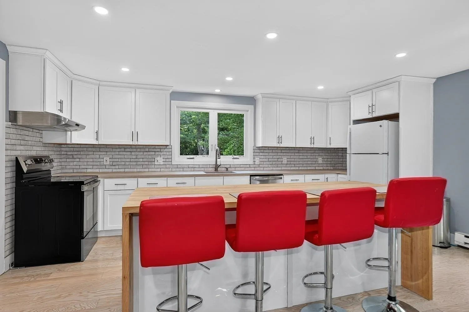 3 bed, 1.0 bath, 1300 sqft, $3,250 — Photo 2