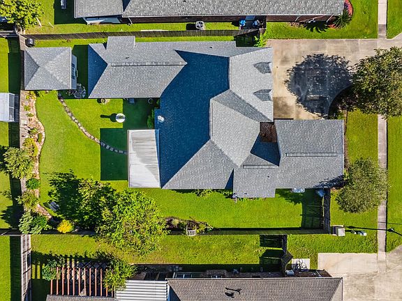 5th image of 176 Lansdown Dr