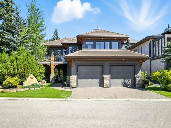 16 Spring Valley Ln SW, Calgary, AB T3H 4V2