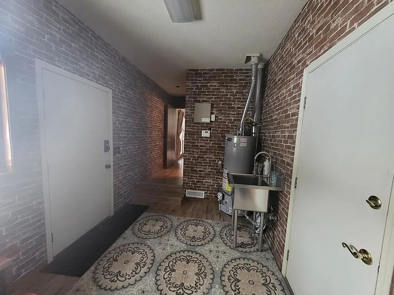 1261 N Edgewood St — Photo 7