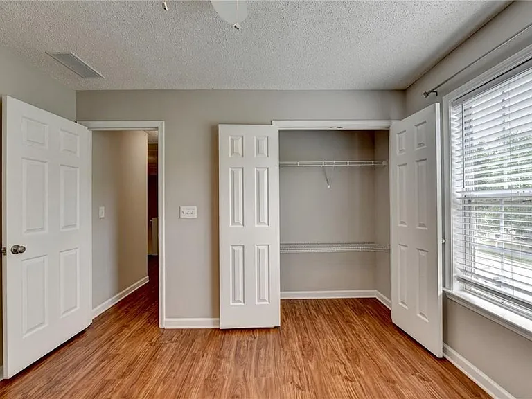 565 Alstonefield Dr — Photo 32
