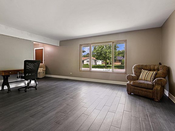 4th image of 900 W Louise Ln
