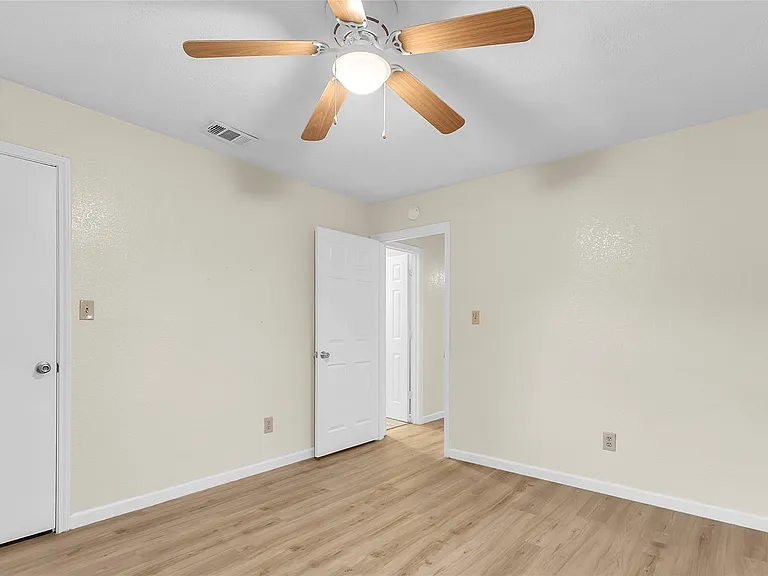 209 W Trinity St #C — Photo 12