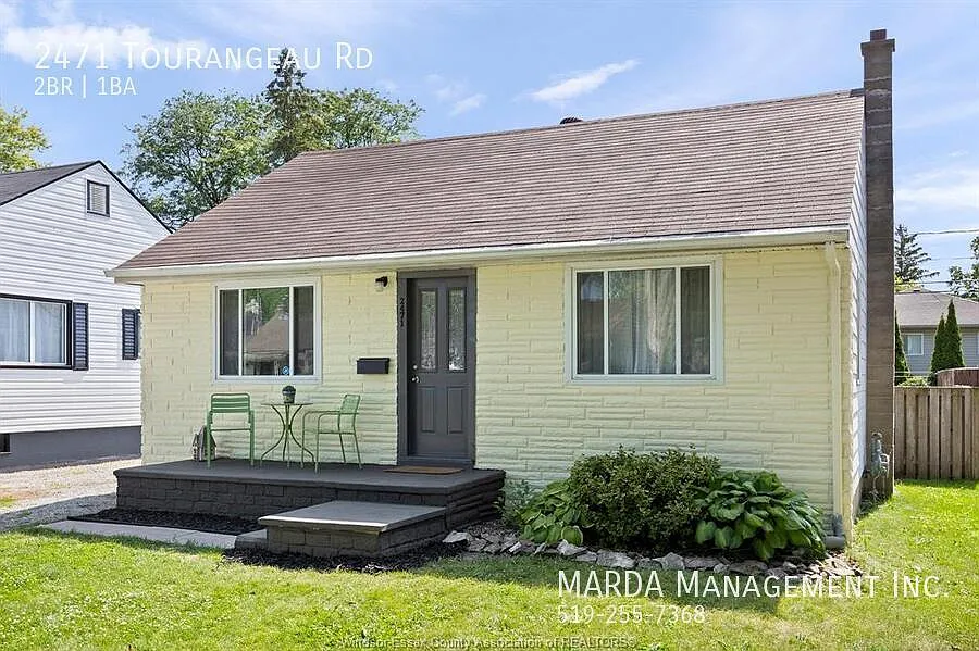 2471 Tourangeau Rd photo 1