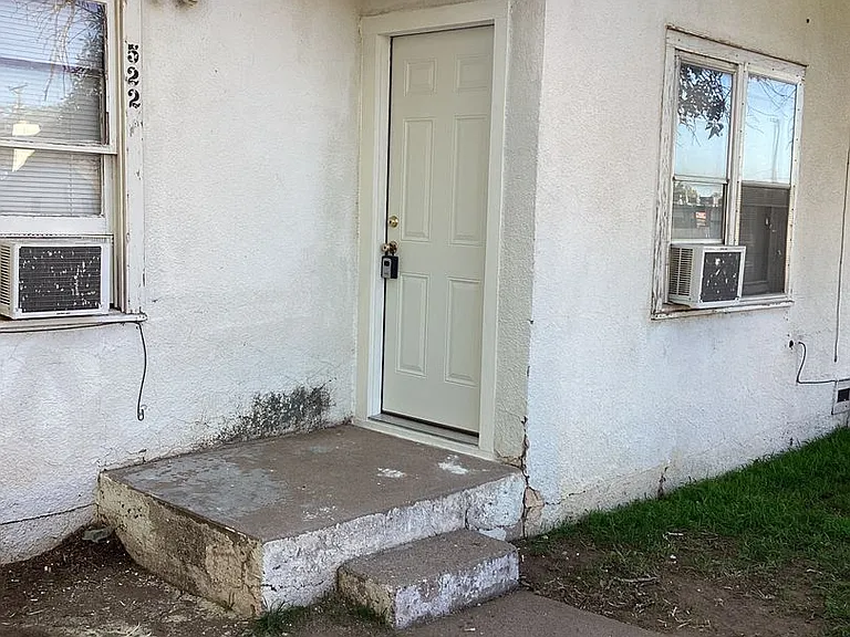 522 S Ave E — Photo 1