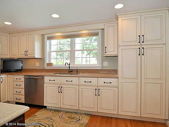 5th image of 36 Mayfair Dr