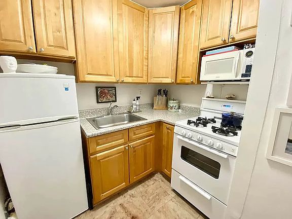 5th image of 135 Charles St APT Llh