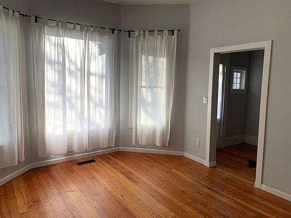4th image of 915 N Ainsworth Ave
