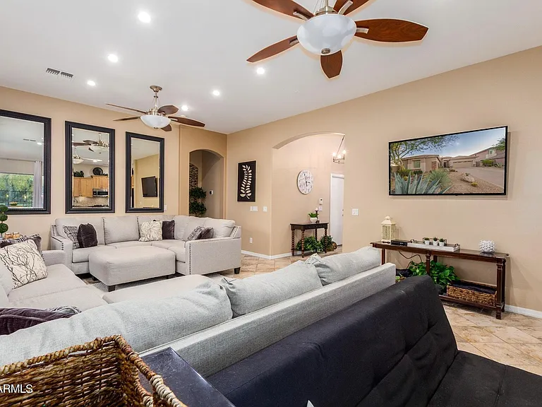 3103 W Sentinel Rock Rd — Photo 3