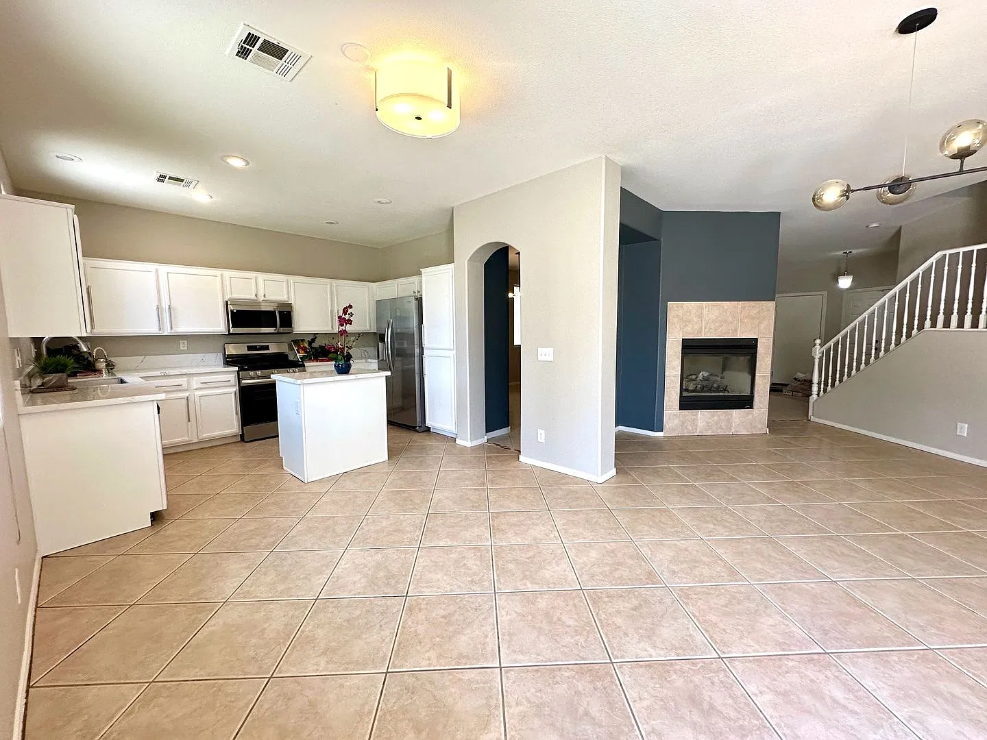 Beautiful SW Las Vegas Home. 4 Beds 2.5 Bath. Large yard. — Photo 4