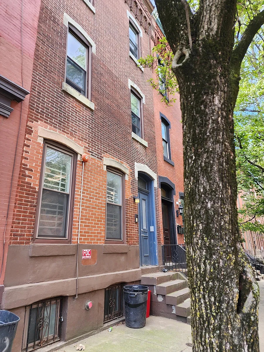Building Photo - 1704 W Diamond St #2F