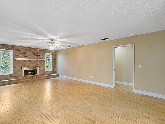 4th image of 122 Polo Ln