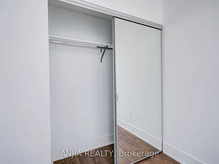 10 York St #5608 — Photo 32