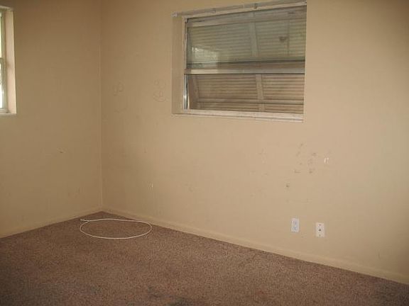 5th image of 137 SE 5th Ave