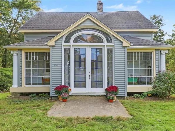826 Mooresfield Rd, South Kingstown, RI 02879