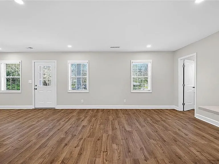 955 Columbia Dr — Photo 9
