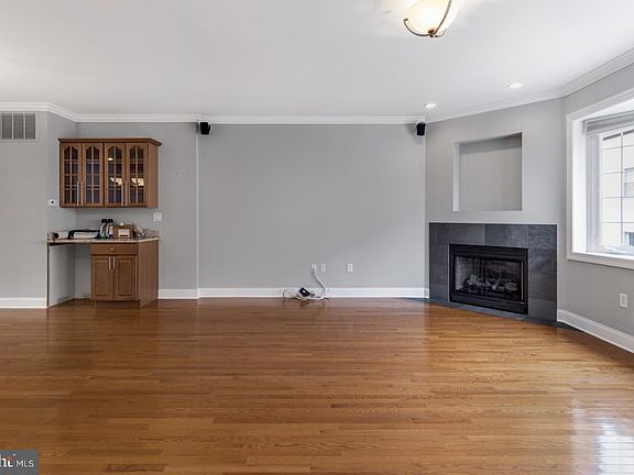 5th image of 120 Dickinson St Rear C