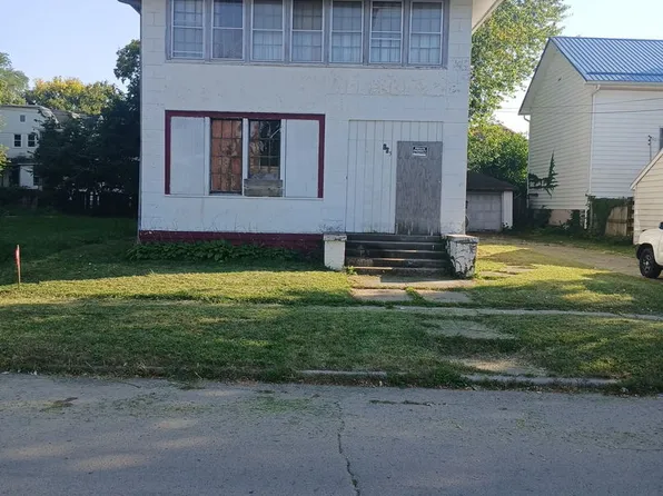 105 W Pleasant St, Freeport, IL 61032