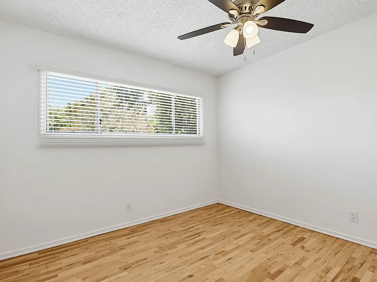 Quiet Jefferson Park Apartments Spacious, Secure & Centrally Located — Photo 12