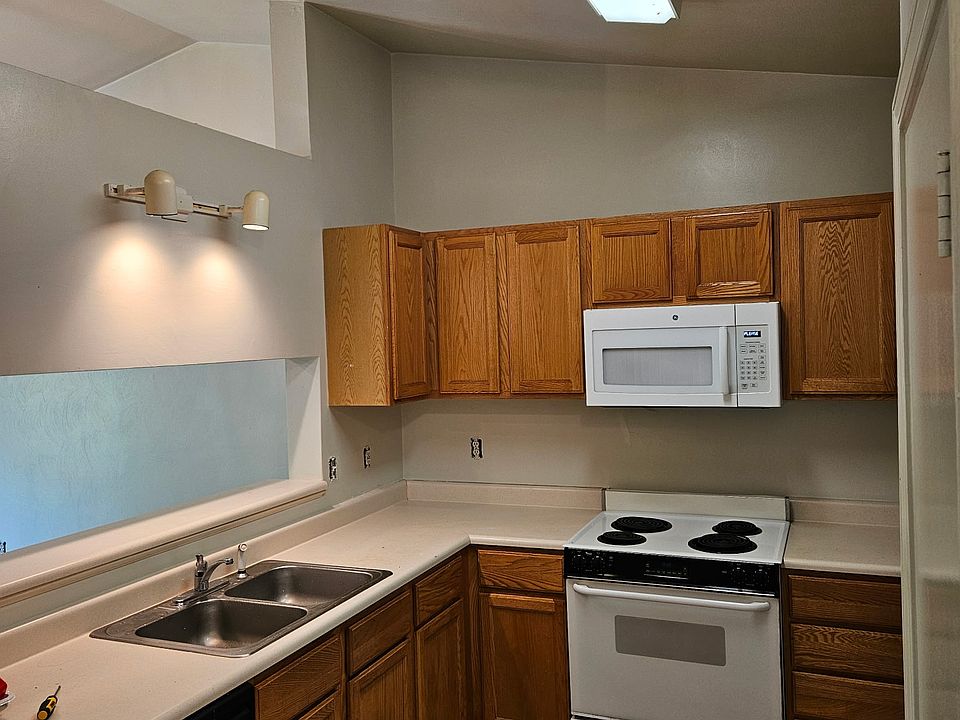 Kitchen (with vaulted ceiling)