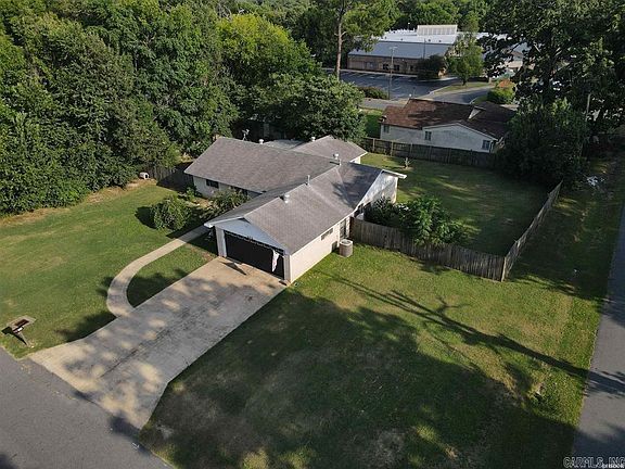 2nd image of 402 Riley St