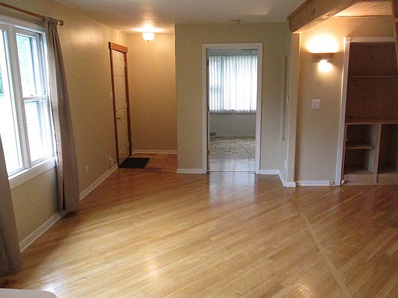 3rd image of 39091 N Spruce St