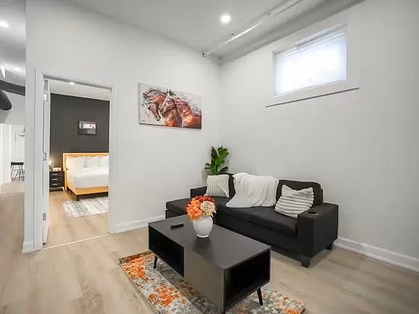 1046 Bathurst St — Photo 6