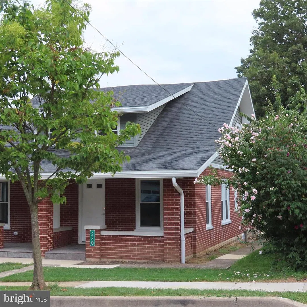 2 bed, 1.5 bath, $1,595 — Photo 2