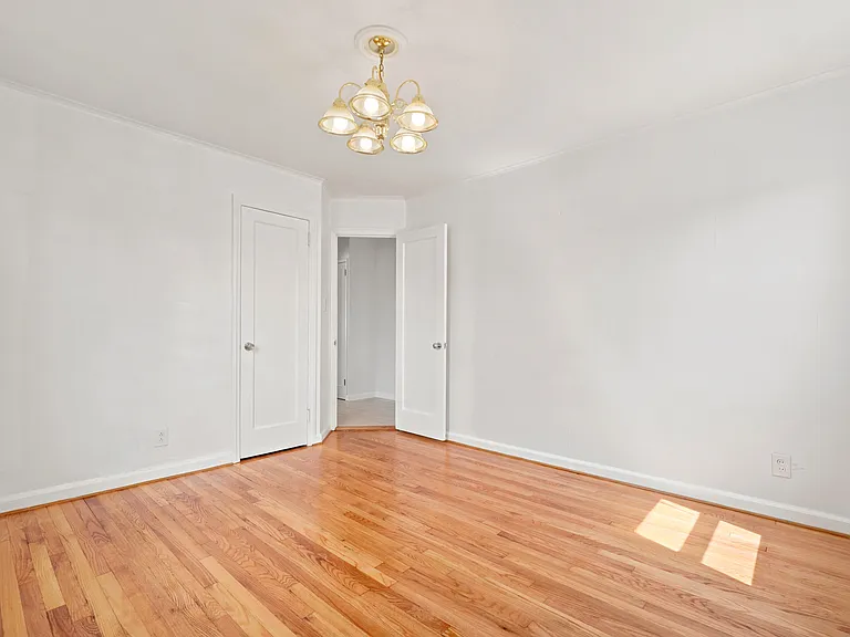 8-34 Henderson Blvd — Photo 9