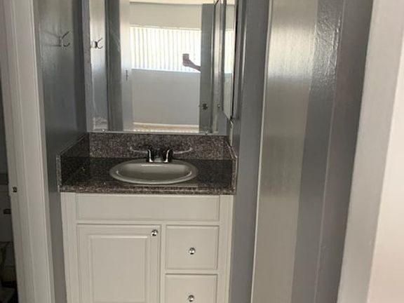 5th image of 537 N El Molino Ave APT 3