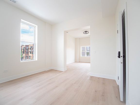 5th image of 2753 W Chicago Ave