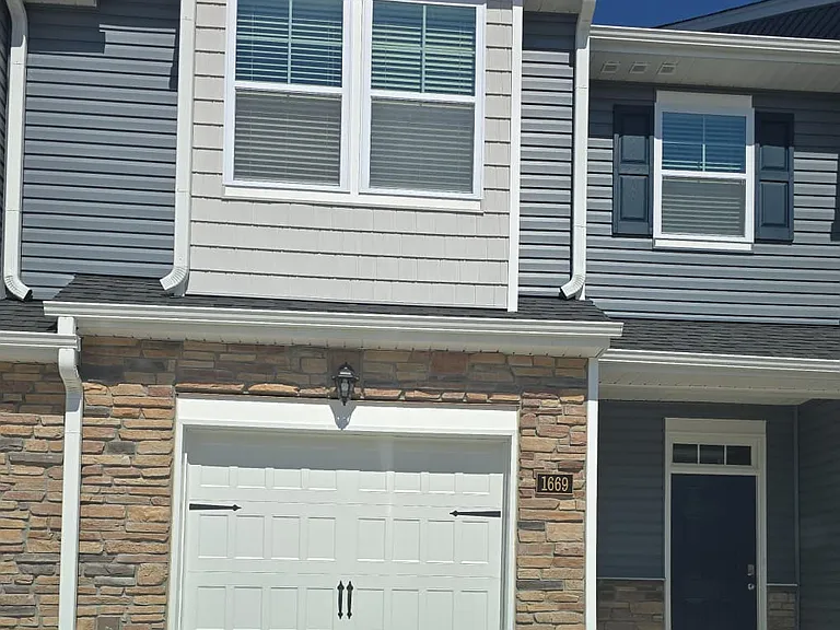 1669 Hallview Ct — Photo 1