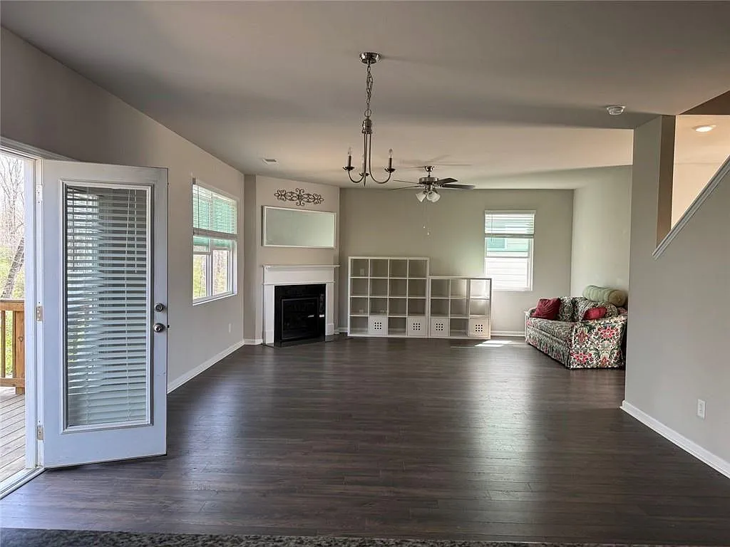 4 bed, 2.5 bath, 3558 sqft, $2,700 — Photo 3