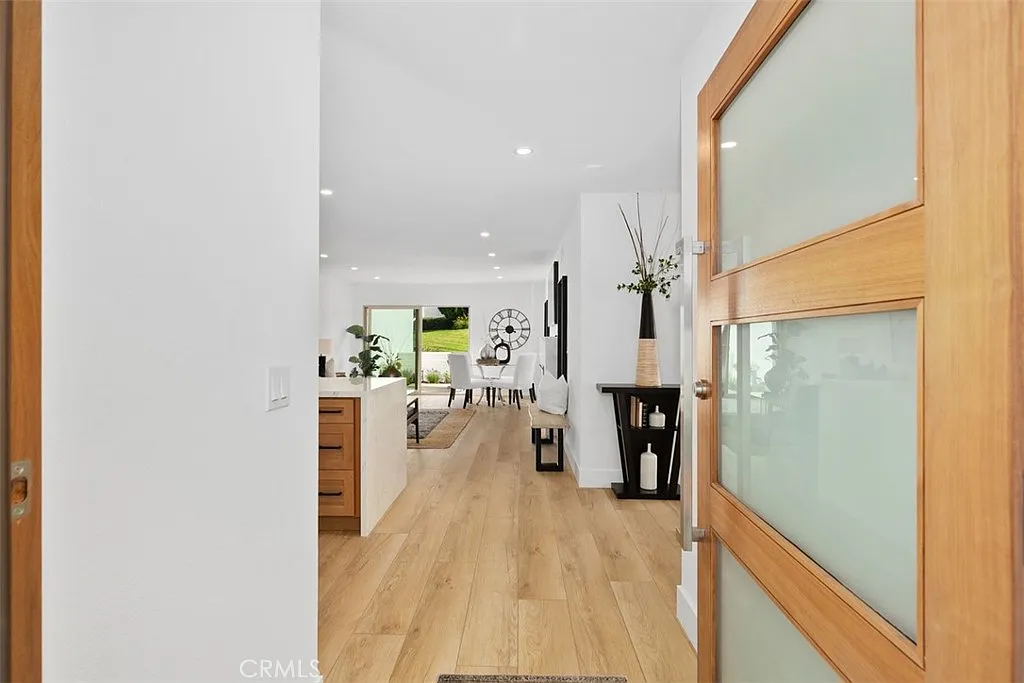 3 bed, 1184 sqft, $6,700 — Photo 3
