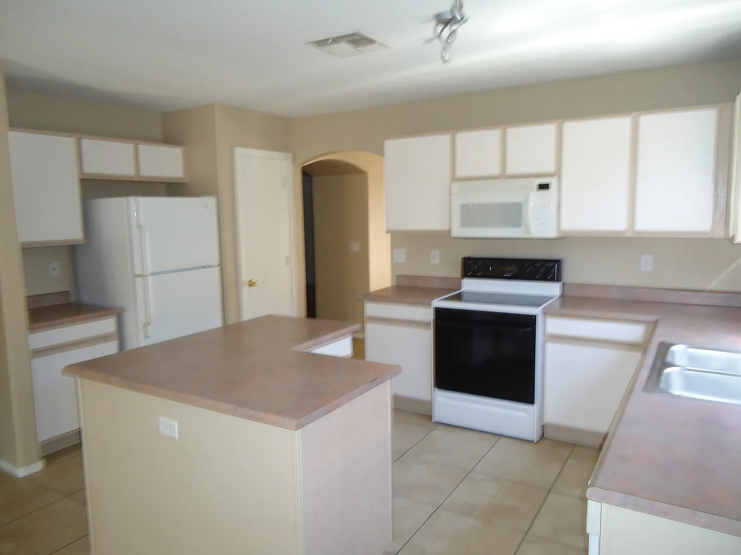 3 Bedroom 2 Bath- All tile- El Mirage — Photo 4