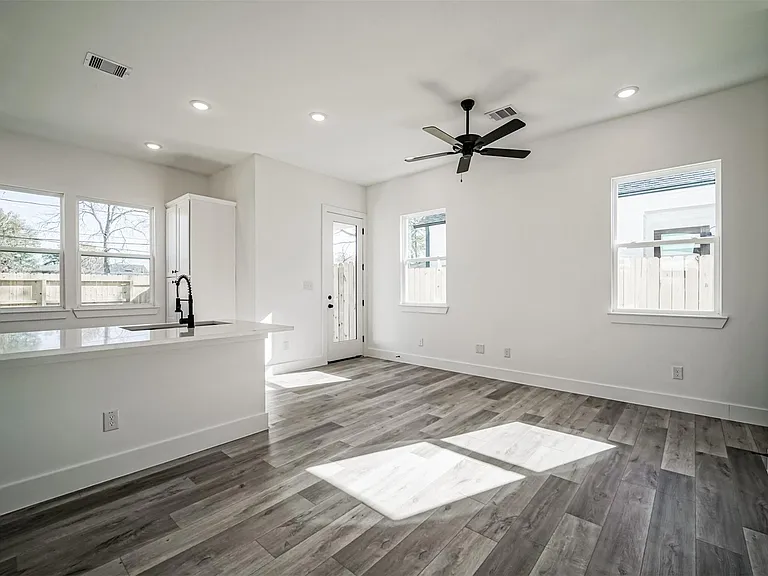 8409 Schneider St — Photo 10