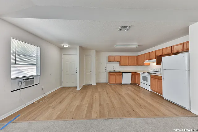 2 bed, 2.0 bath, 1947 sqft, $1,250 — Photo 2
