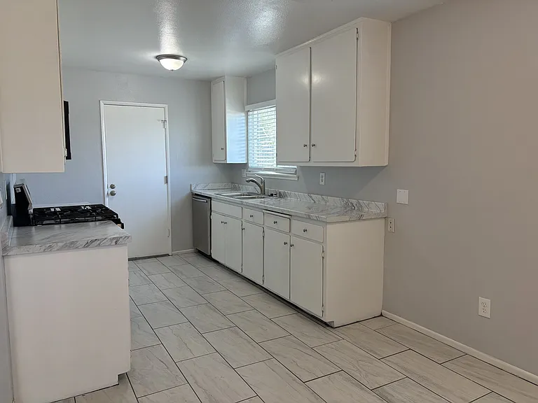 18938 Live Oak St — Photo 11
