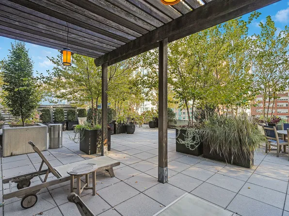 80 Riverside Boulevard image 9 of 16