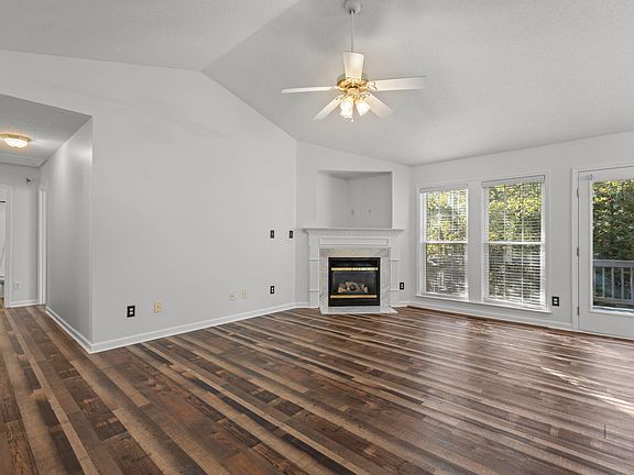 5th image of 402 Gem Dr