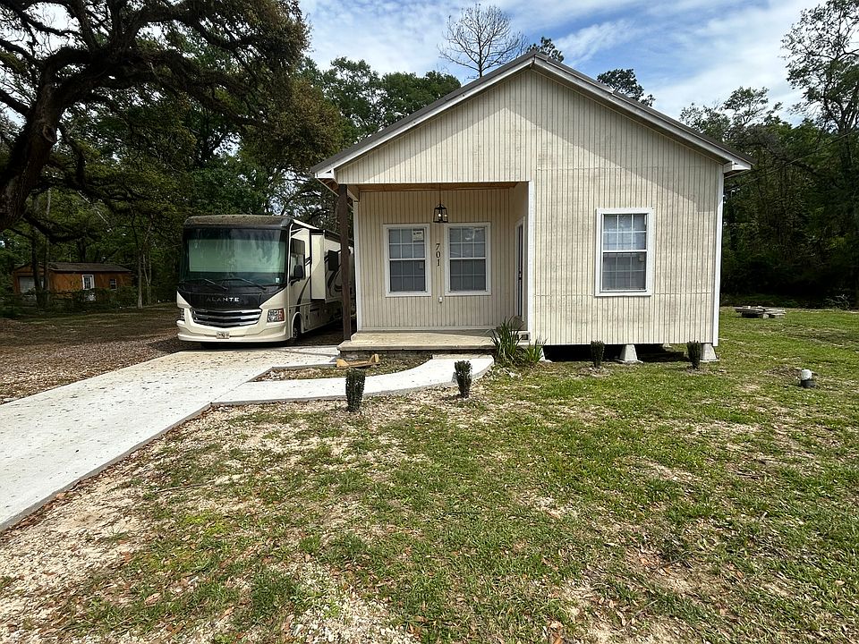 Front of the Home with large oak tree