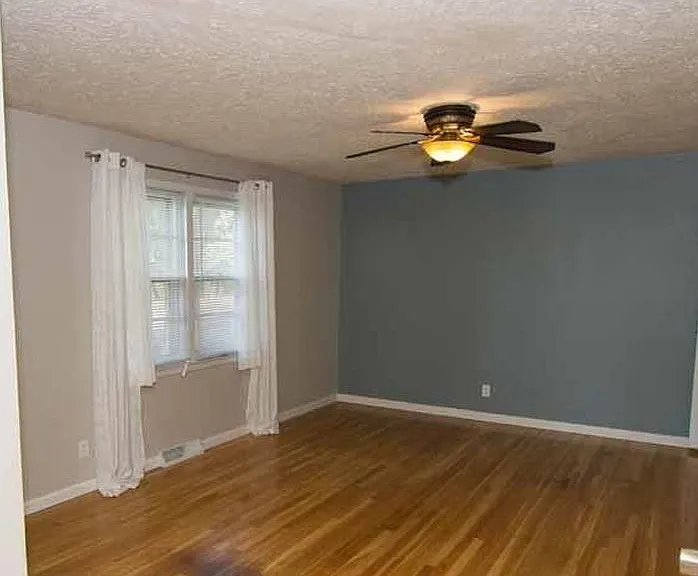 1809 E Lincoln St — Photo 3