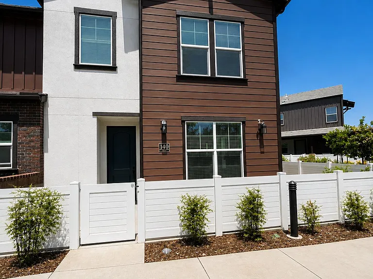140 Farmhouse Dr #4 — Photo 1