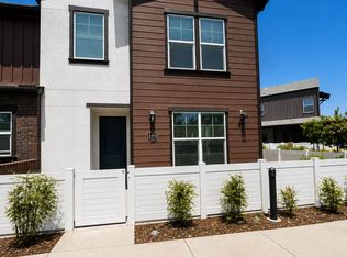 140 Farmhouse Dr #4, Simi Valley, CA 93065