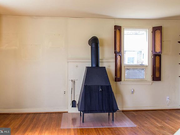 3rd image of 4833 Greenwood St