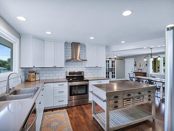 5th image of 4011 S Lacey St