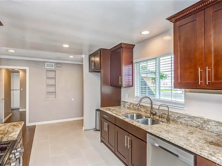 10312 Miranda Ave — Photo 5